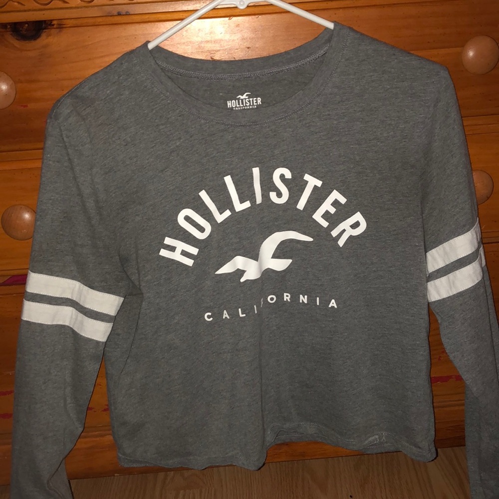 grey and white long sleeved crop top